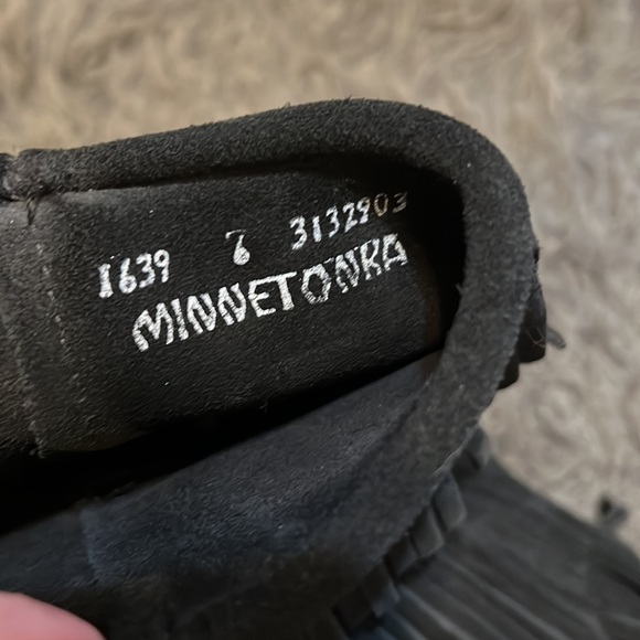 Women's Minnetonka black suede moccasin boots , with fringe, mid-calf, sz 6 - Picture 6 of 11